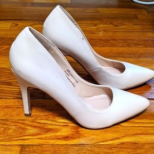 Nude patent leather pumps